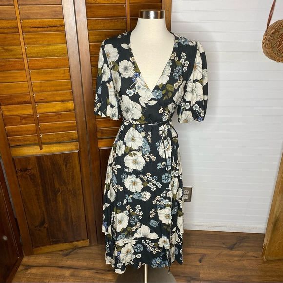 Giani Bernini Dresses & Skirts - Gianni Bini Floral Piper Midi Wrap Dress